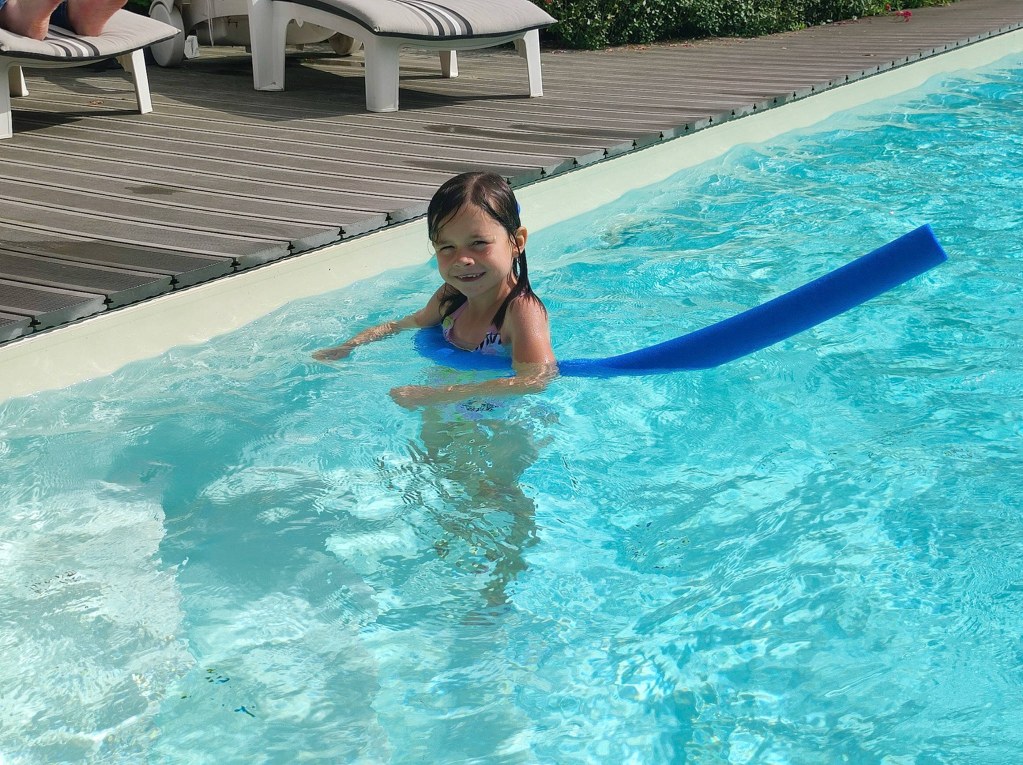 Morgane a rejoint le concours — aidez-le/la à gagner de superbes lots ! bathing, composite_material, fun, indoor_games_and_sports, joy, leisure, leisure_centre, liquid, outdoor_furniture, person, recreation, sports, summer, swimming_pool, swimwear, thigh, toddler, umbrella, vacation, water