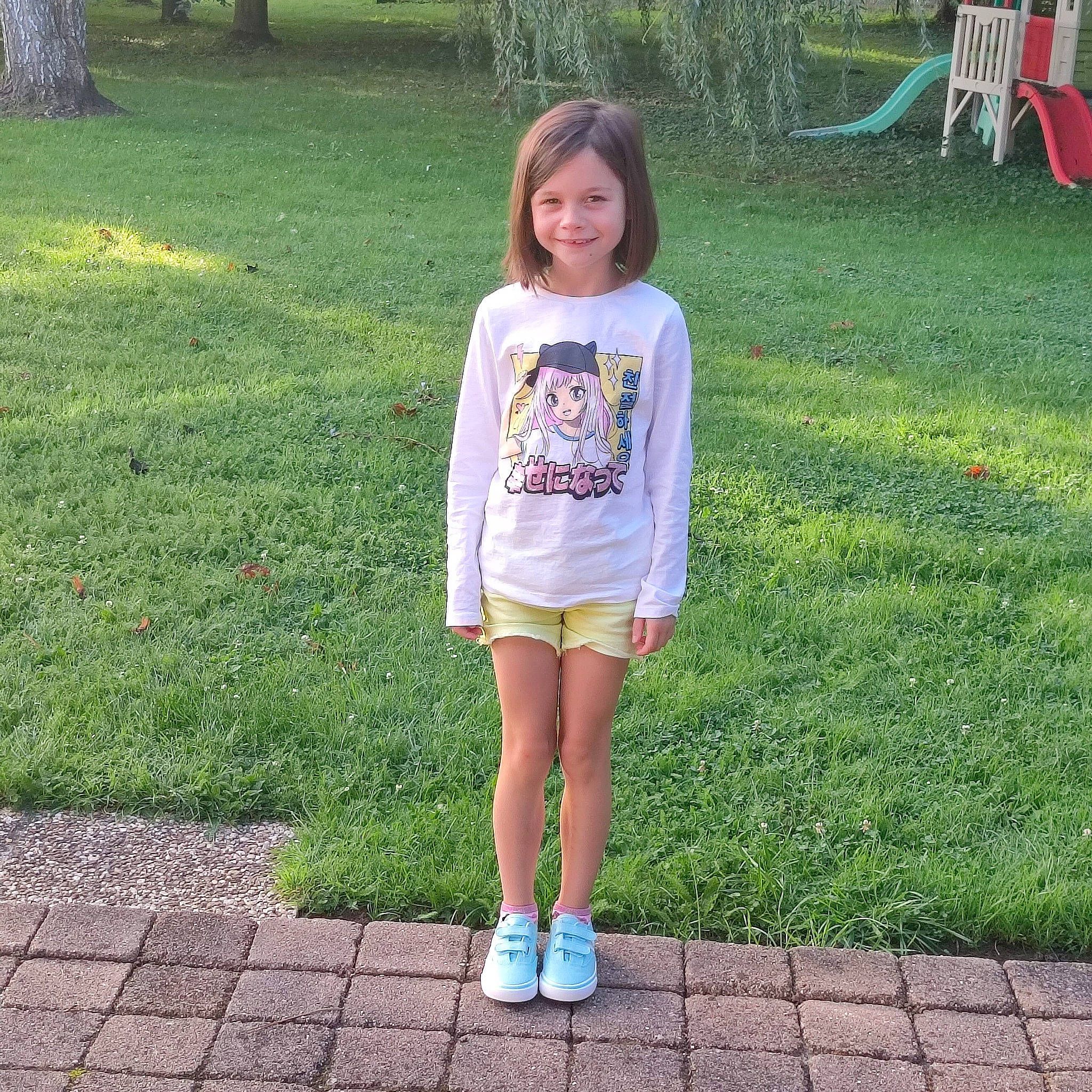 Morgane a rejoint le concours — aidez-le/la à gagner de superbes lots ! child, electric_blue, fun, grass, green, happy, human_leg, joy, knee, lawn, leisure, magenta, pattern, people_in_nature, person, plant, recreation, sleeve, t_shirt, thigh