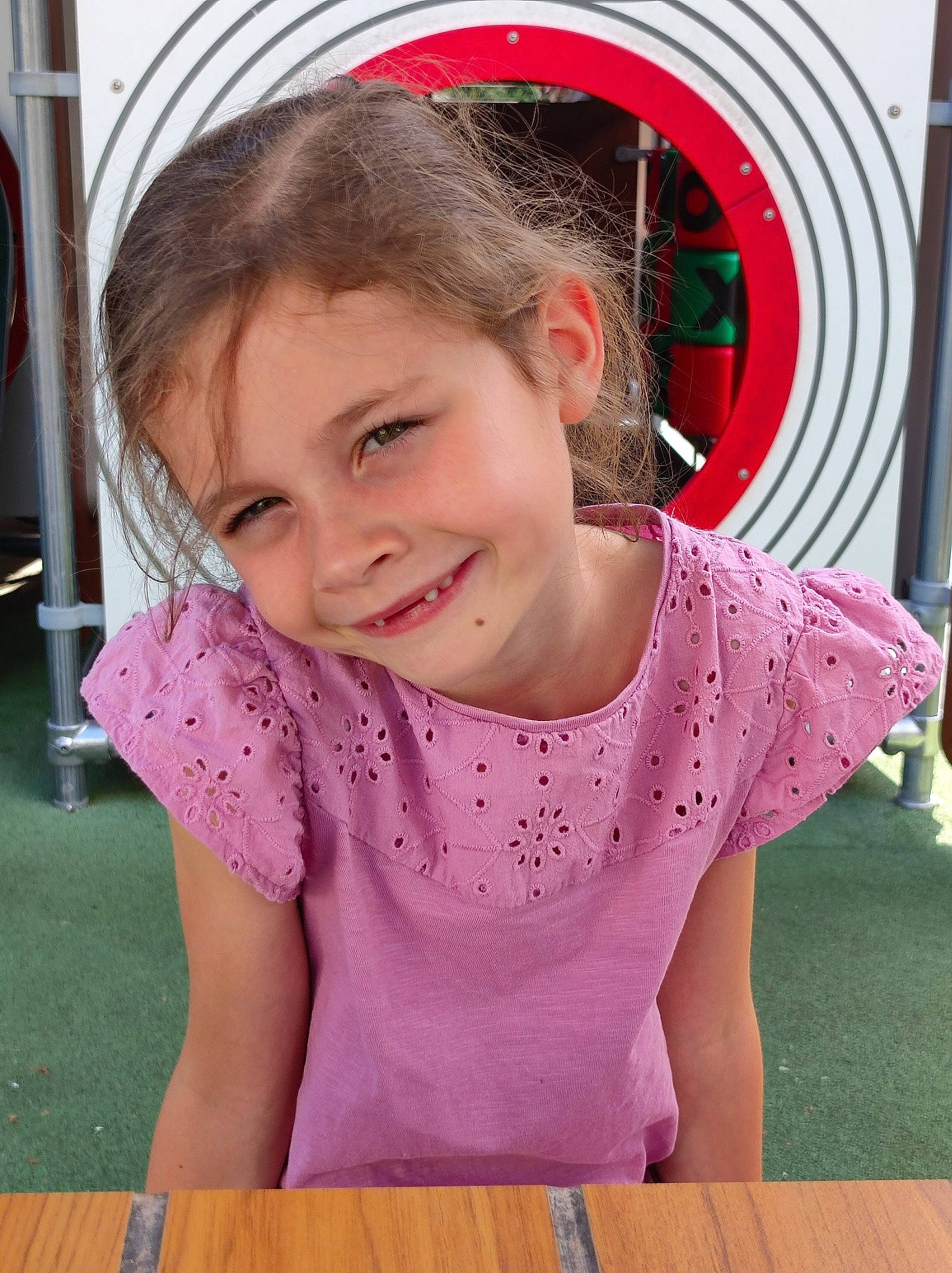 Morgane a rejoint le concours — aidez-le/la à gagner de superbes lots ! baby_toddler_clothing, cheek, child, chin, facial_expression, fun, grass, hairstyle, happy, joy, leisure, lip, magenta, organ, person, pink, skin, smile, standing, table