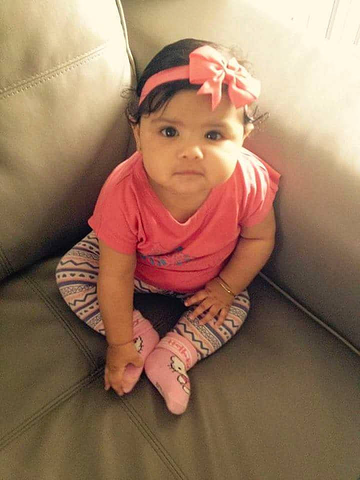 Léanne a rejoint le concours — aidez-le/la à gagner de superbes lots ! cheek, child, cool, day, eye, face, fashion_accessory, forehead, hair_accessory, head, headgear, human_hair_color, leg, person, pink, product, shoulder, sitting, skin, textile