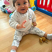 Agathe a rejoint le concours — aidez-le/la à gagner de superbes lots ! baby, child, toy, floor, indoor, play_area, unicorn_toy, colorful, socks, pants, sweatshirt, smiling, waving, cute, person, wooden_floor, plastic_toys, playpen, happy, young_child