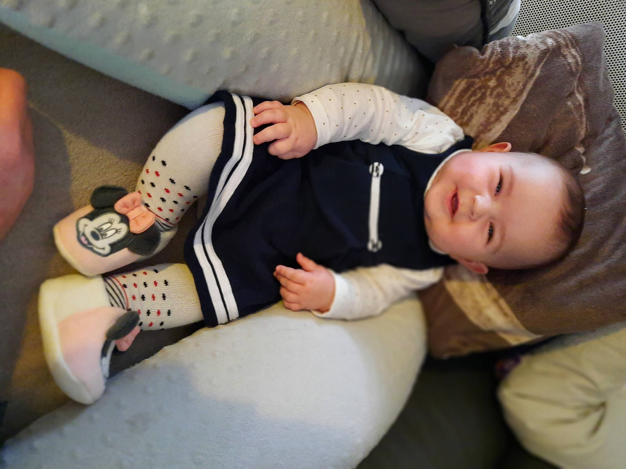 Victoire a rejoint le concours — aidez-le/la à gagner de superbes lots ! baby, baby_toddler_clothing, child, comfort, cool, elbow, finger, foot, headgear, human_leg, joint, joy, knee, lap, nail, person, sitting, sock, thigh, toddler