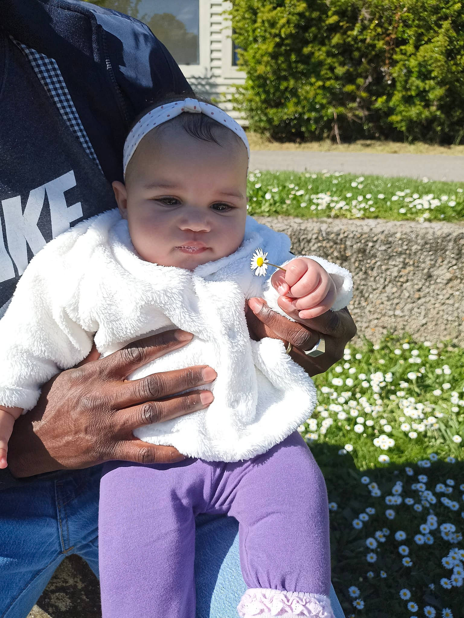 Lilyanna participe au concours pour gagner de l'argent avec cette photo : baby, baby_products, baby_toddler_clothing, child, event, flower, fun, gesture, grass, happy, lap, leg, leisure, person, pink, plant, recreation, sitting, thigh, toddler