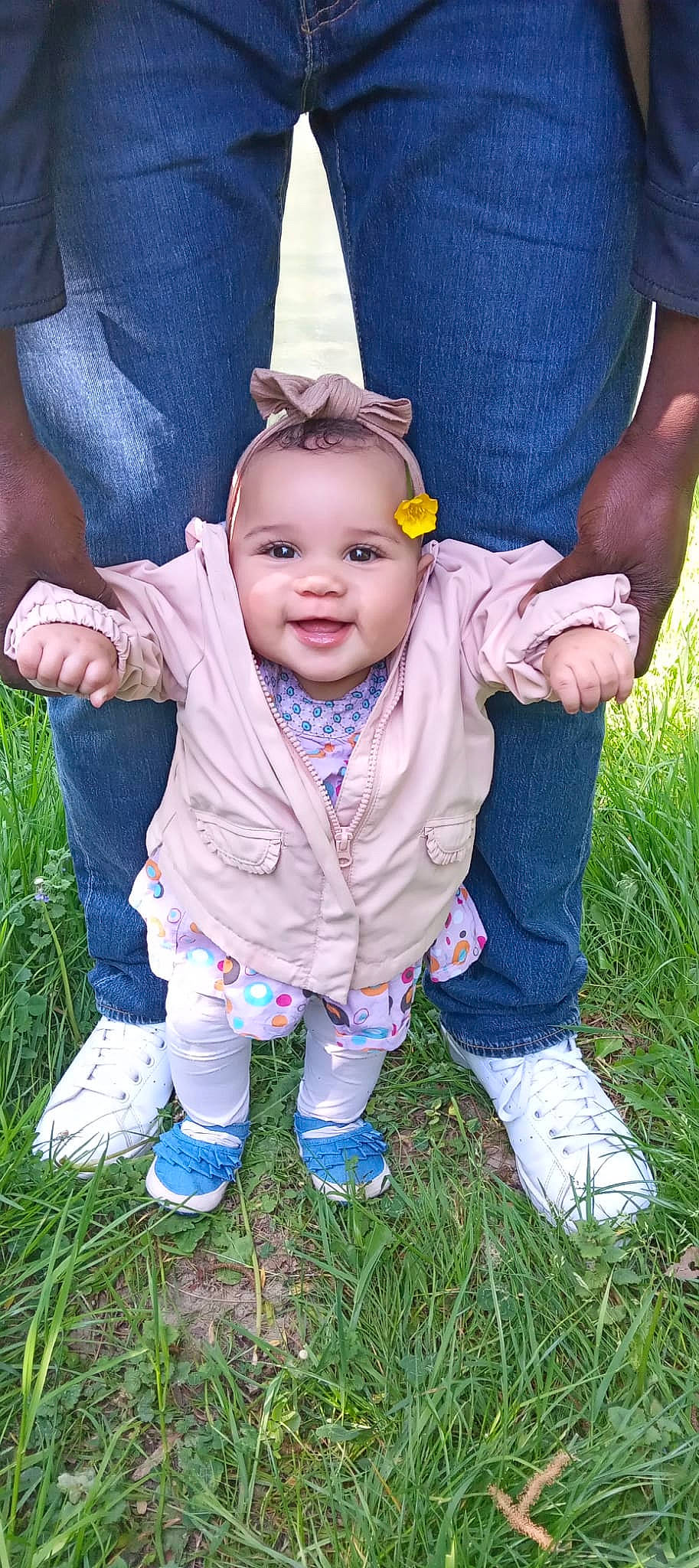 Lilyanna a rejoint le concours — aidez-le/la à gagner de superbes lots ! baby, baby_toddler_clothing, clothing, facial_expression, finger, footwear, fun, gesture, grass, hand, happy, leaf, people_in_nature, person, plant, shoe, sleeve, smile, sneakers, toddler