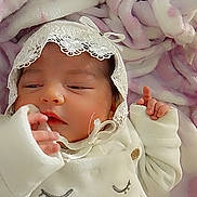 Aseel Bayan a rejoint le concours — aidez-le/la à gagner de superbes lots ! adorable, baby, baby_clothes, blanket, child, cozy, cute, face, hand, indoors, infant, lace_bonnet, newborn, peaceful, pink_blanket, portrait, resting, sleepy, soft_texture, white_outfit