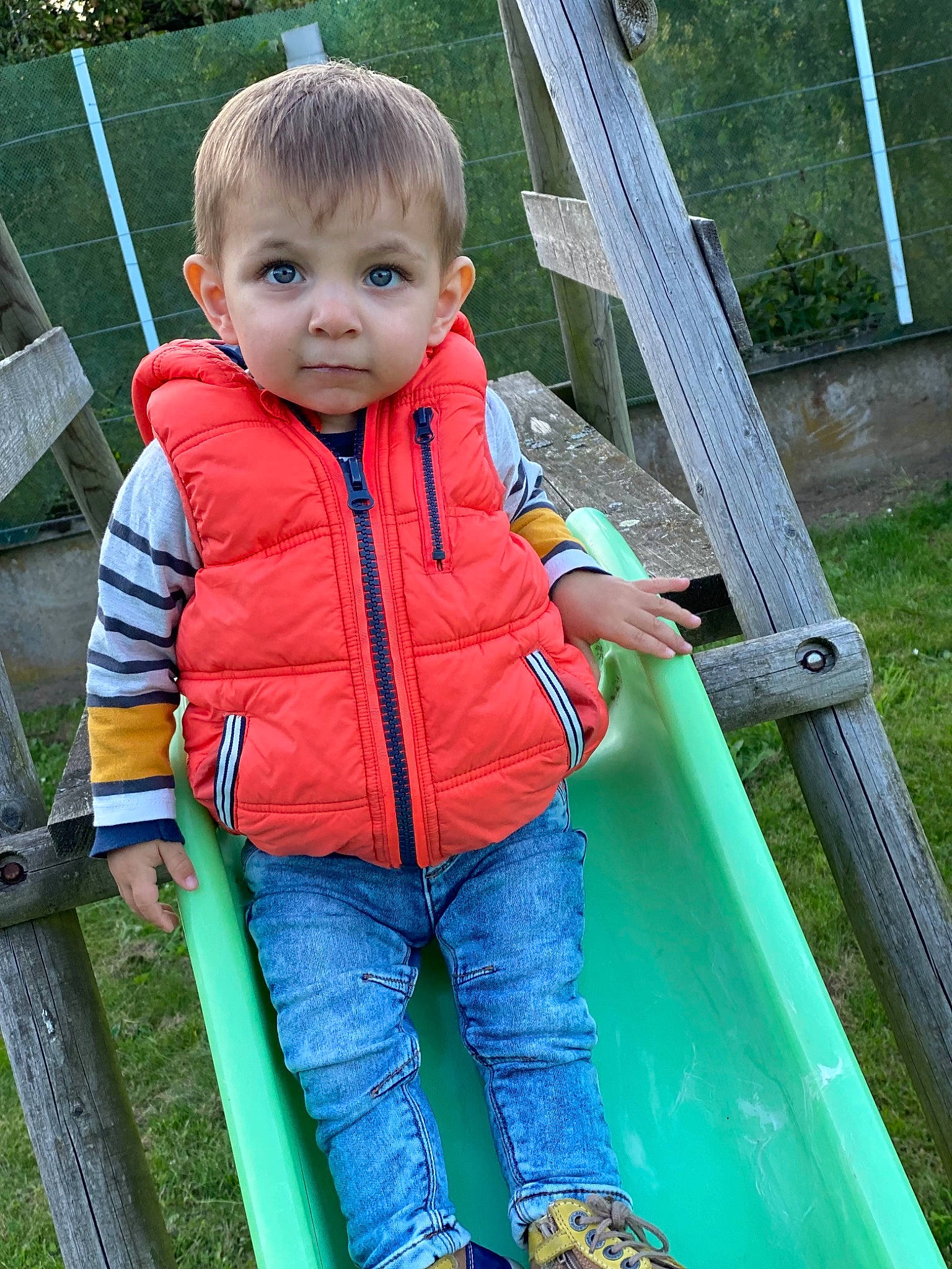 Thiméo a rejoint le concours — aidez-le/la à gagner de superbes lots ! baby_toddler_clothing, boats_and_boating_equipment_and_supplies, child, chute, city, electric_blue, fun, grass, jacket, leisure, outdoor_play_equipment, person, plant, play, playground, recreation, swing, symmetry, toddler, tree
