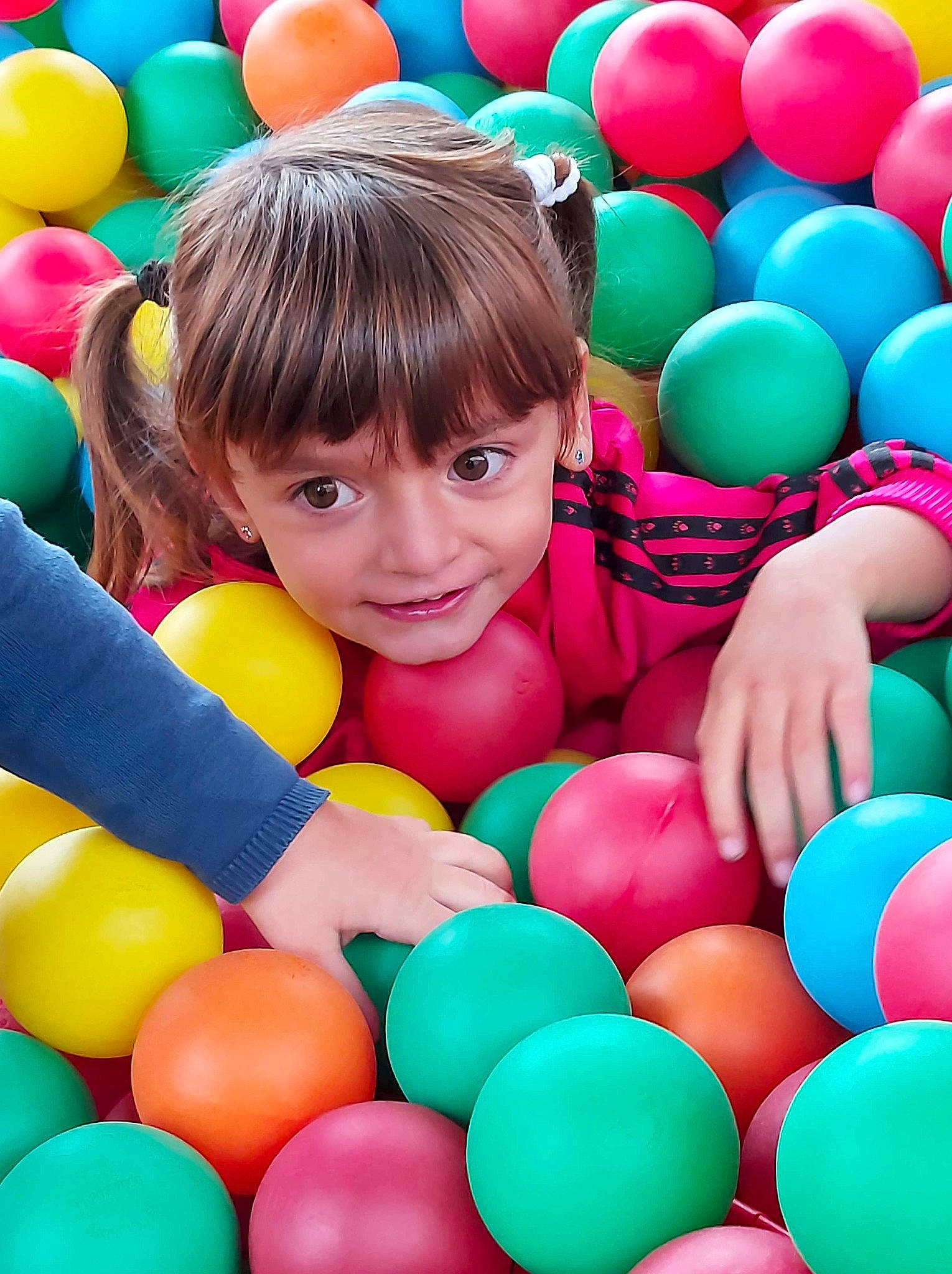 Kenza a rejoint le concours — aidez-le/la à gagner de superbes lots ! ball_pit, child, fun, joy, leisure, person, play, toddler