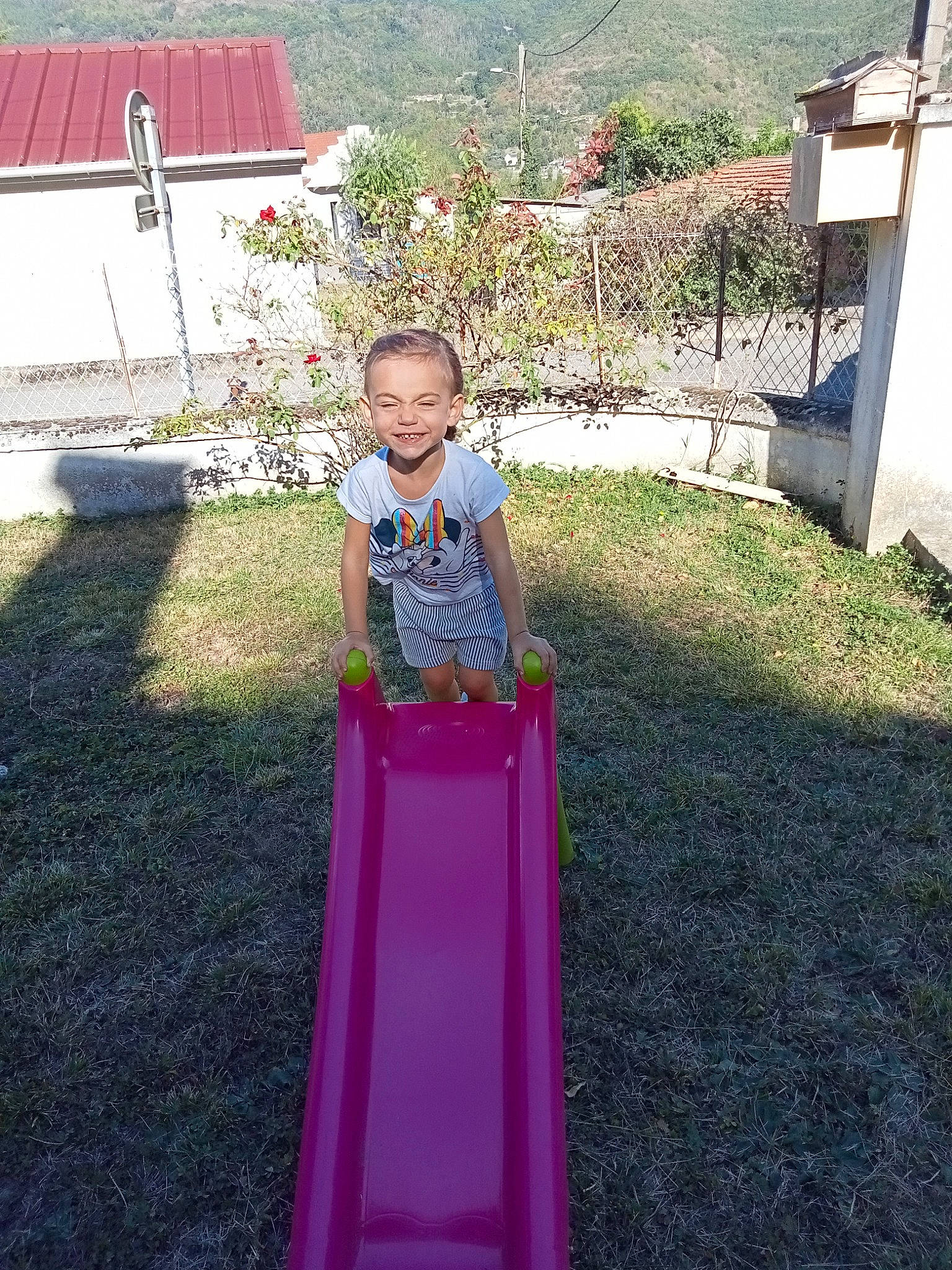 Shellsy participe au concours pour gagner de l'argent avec cette photo : baby_toddler_clothing, child, chute, city, dress, electric_blue, grass, hair, house, joy, leisure, magenta, outdoor_play_equipment, outerwear, person, plant, playground_slide, public_space, recreation, t_shirt