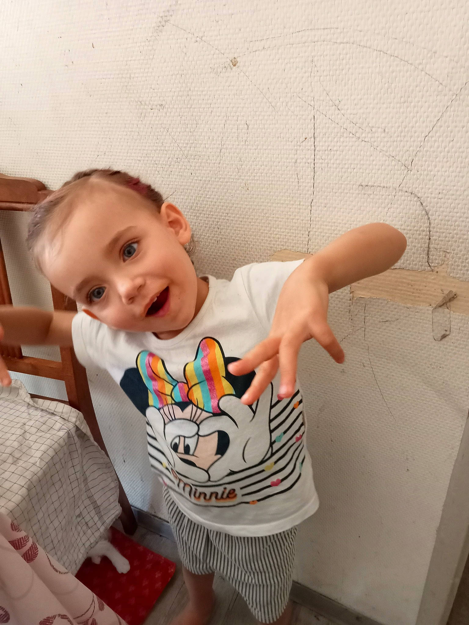 Shellsy a rejoint le concours — aidez-le/la à gagner de superbes lots ! baby, baby_toddler_clothing, chair, child, elbow, floor, flooring, gesture, hair, happy, head, linens, pattern, person, room, shoulder, sleeve, smile, t_shirt, toddler