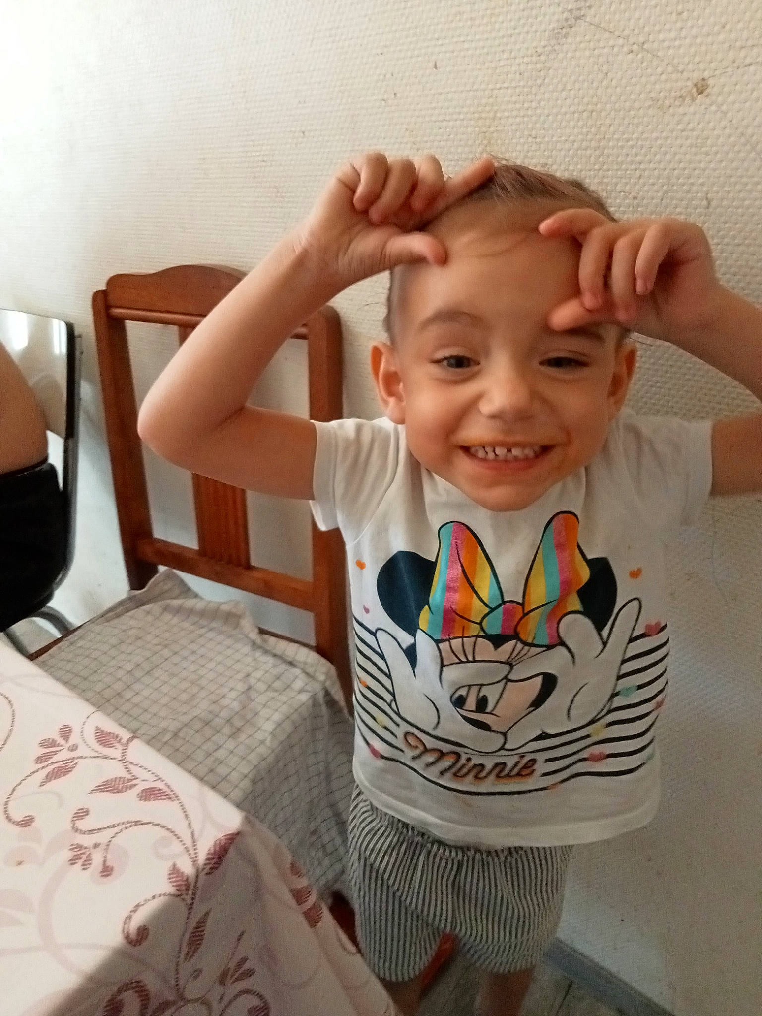 Shellsy a rejoint le concours — aidez-le/la à gagner de superbes lots ! arm, baby_toddler_clothing, cheek, chin, eye, eyebrow, finger, gesture, hairstyle, hand, happy, human_body, joint, joy, mouth, neck, person, shoulder, skin, sleeve