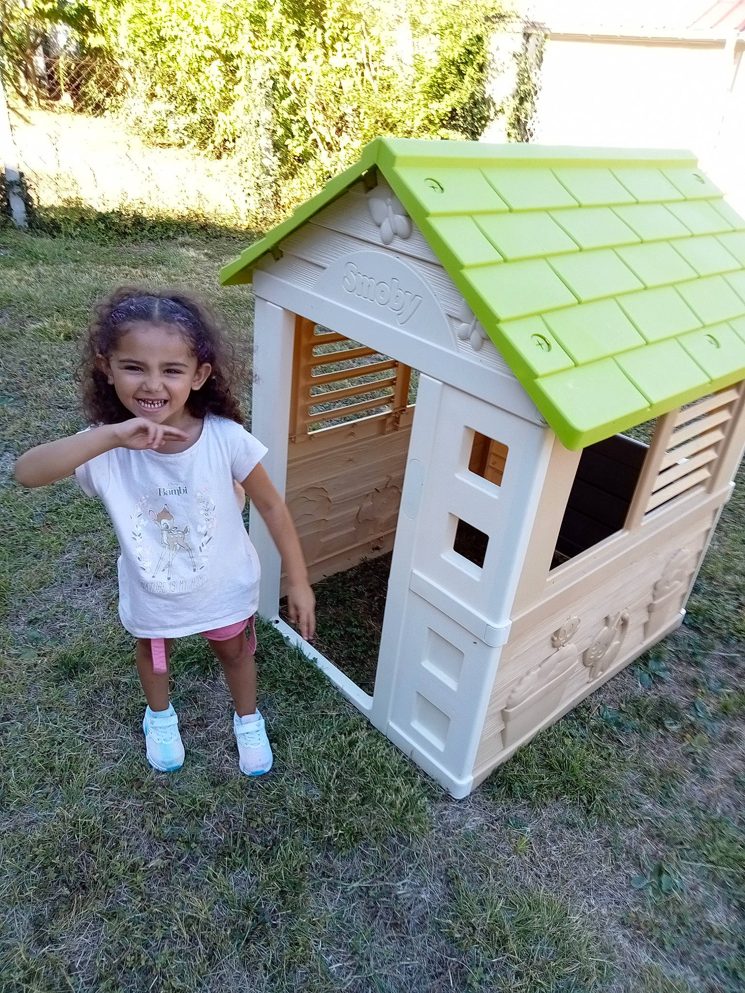 Aura participe au concours pour gagner de l'argent avec cette photo : baby_toddler_clothing, child, cottage, fun, garden_buildings, grass, home, house, human_settlement, joy, leisure, outdoor_play_equipment, outdoor_structure, person, plant, play, playhouse, shed, shorts, t_shirt