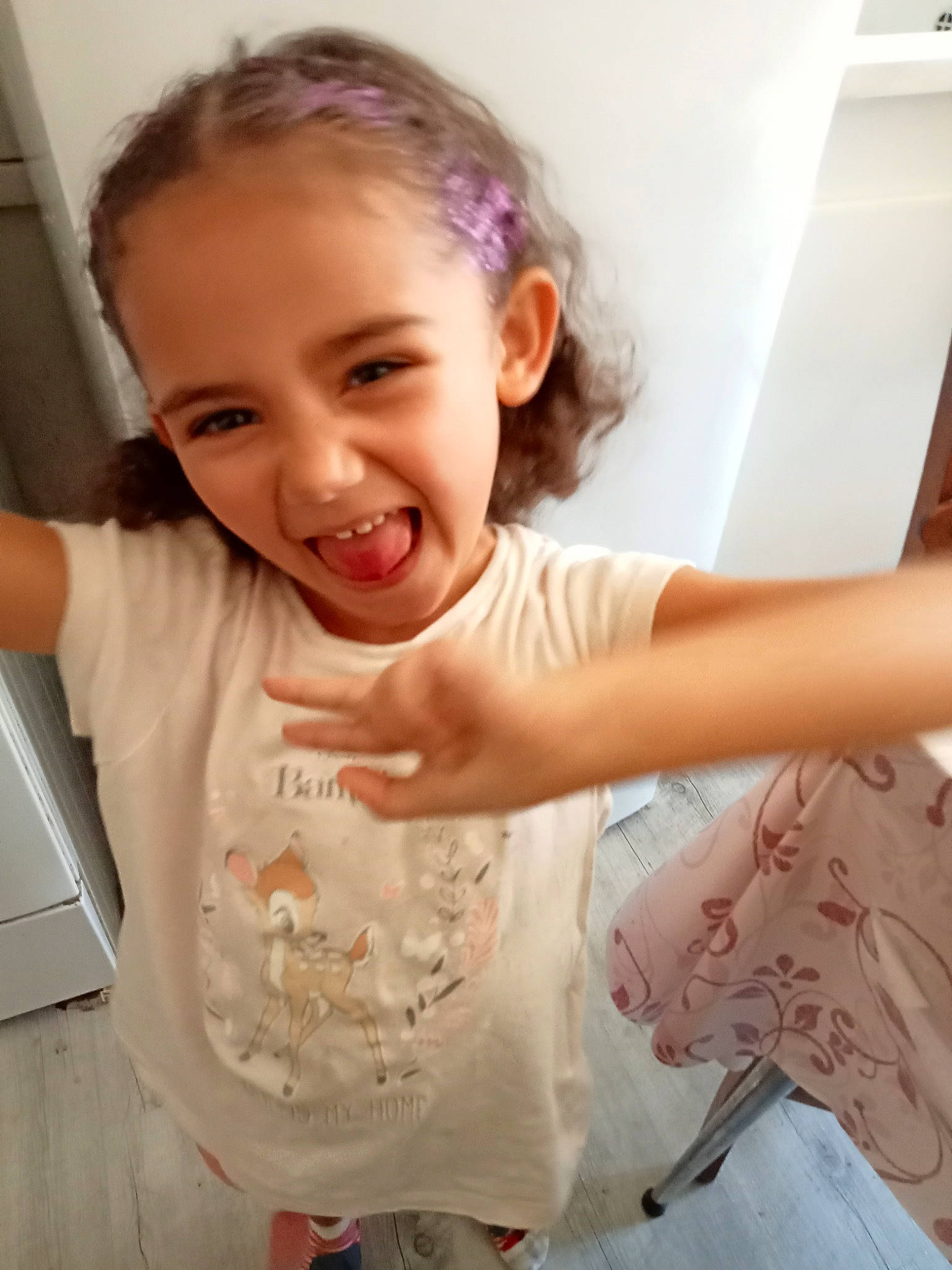 Aura participe au concours pour gagner de l'argent avec cette photo : baby_toddler_clothing, cheek, chin, eyebrow, eyelash, finger, fun, gesture, happy, iris, jaw, joy, mouth, neck, nose, person, shoulder, skin, sleeve, smile