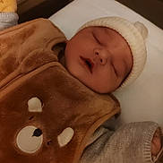 Loona a rejoint le concours — aidez-le/la à gagner de superbes lots ! newborn, baby, sleeping, blanket, bear_design, knit_hat, hospital_bassinet, cozy, infant, soft_lighting, peaceful, cute, child, portrait, bed, clothing, rest, warm, indoors, sleep