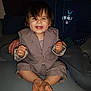 Sacha a rejoint le concours — aidez-le/la à gagner de superbes lots ! ankle, baby, bodypart, clothing, couch, face, finger, furniture, hand, happy, head, knitwear, mouth, person, photography, portrait, sitting, smile, sweater, toe