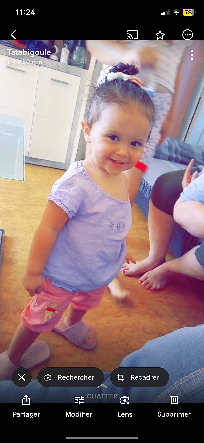 Manon participe au concours pour gagner de l'argent avec cette photo : baby_toddler_clothing, child, cool, event, floor, flooring, fun, happy, human_leg, joy, leisure, magenta, mouth, person, pink, play, sitting, skin, smile, t_shirt