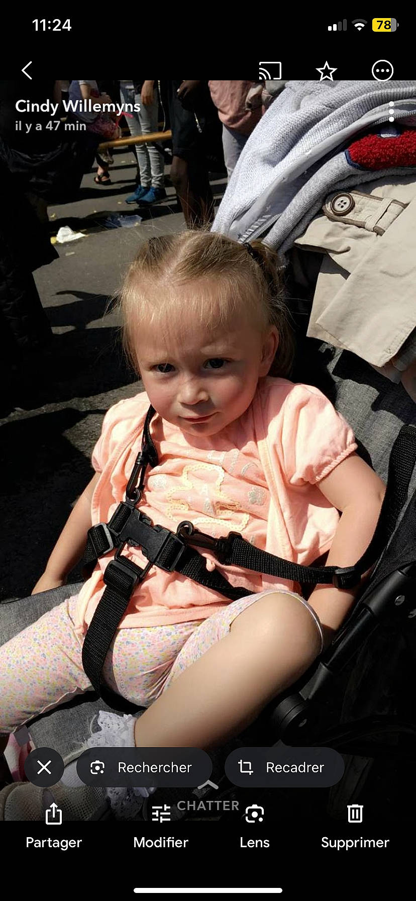 Manon participe au concours pour gagner de l'argent avec cette photo : baby, baby_carriage, baby_products, baby_toddler_clothing, blond, carmine, child, event, fun, human_leg, knee, lap, nail, person, pink, recreation, sandal, sitting, thigh, toddler