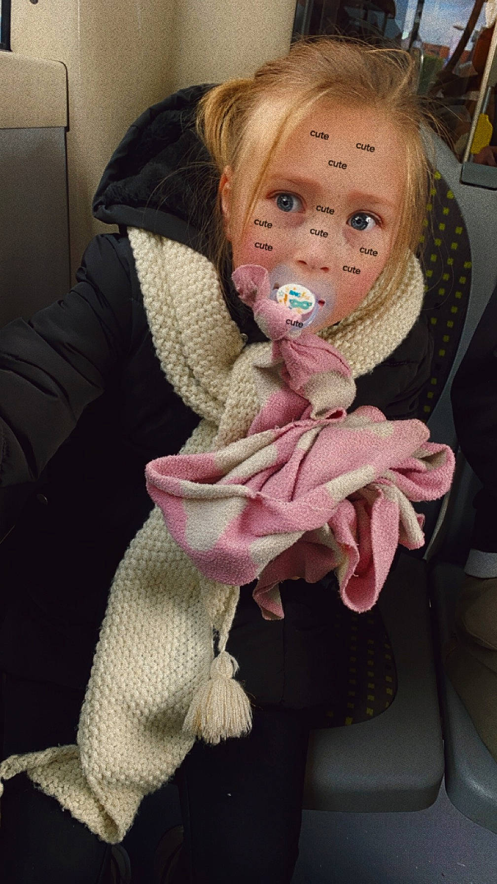 Manon participe au concours pour gagner de l'argent avec cette photo : baby, beard, chair, cheek, comfort, doll, dress, eye, eyelash, hair, iris, lip, neck, outerwear, person, pink, scarf, textile, thumb, wool