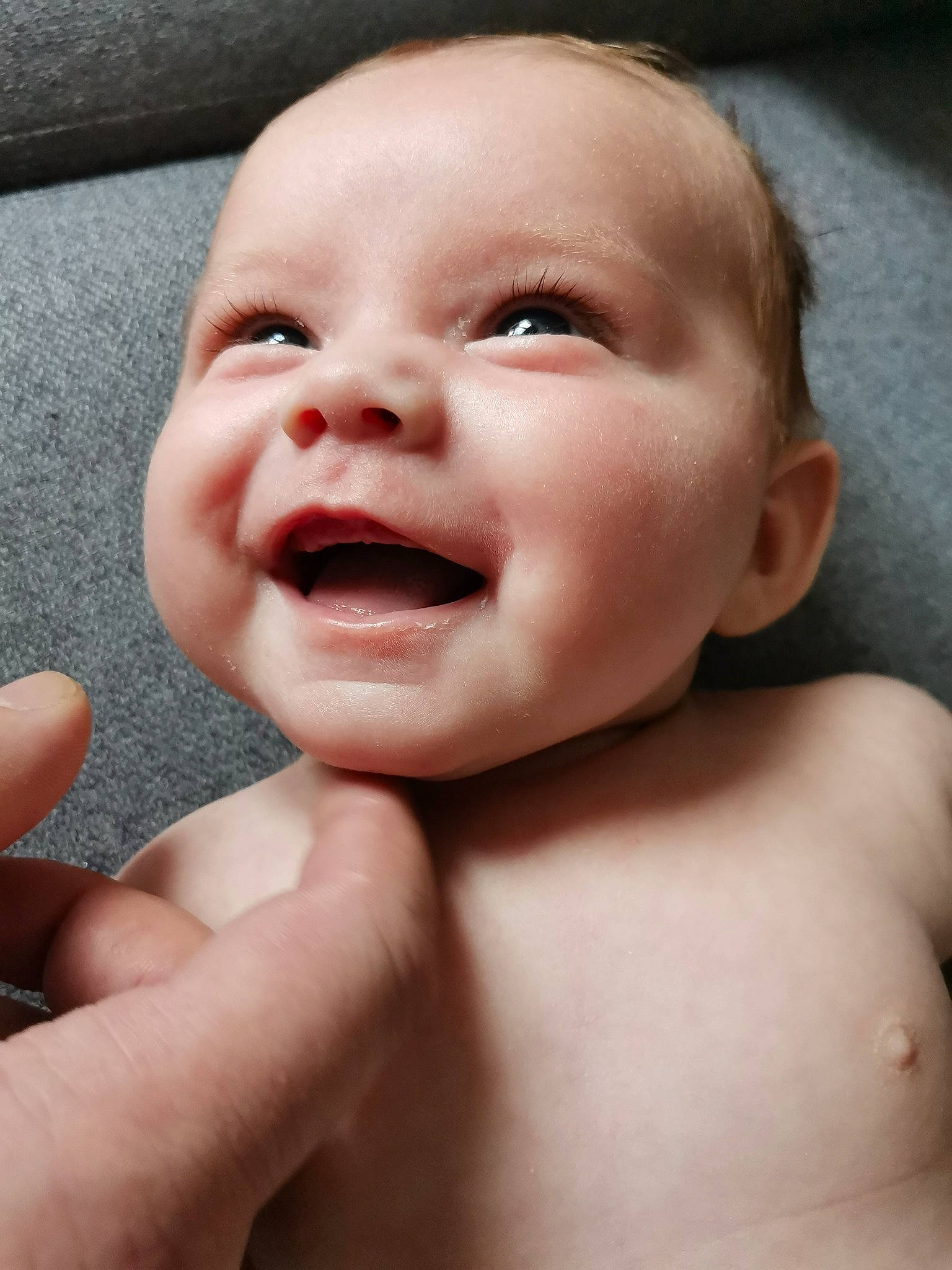 Lola participe au concours pour gagner de l'argent avec cette photo : baby, baby_laughing, cheek, ear, eye, eyebrow, eyelash, finger, fun, gesture, happy, human_body, iris, jaw, lip, mouth, nose, person, smile, toddler
