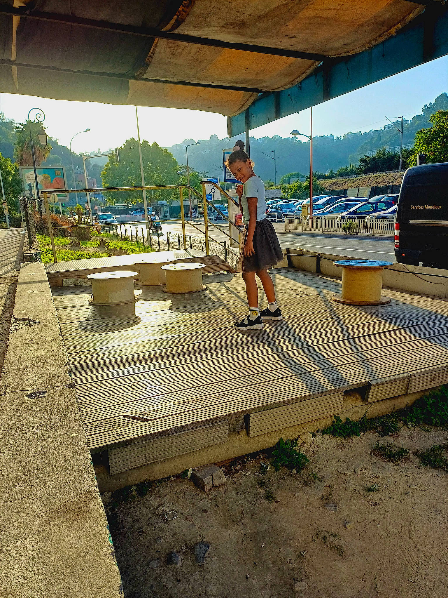 Karine a rejoint le concours — aidez-le/la à gagner de superbes lots ! asphalt, composite_material, concrete, flagstone, flooring, landscape, leisure, outdoor_furniture, person, recreation, road, road_surface, roof, shade, sidewalk, sky, soil, tints_and_shades, travel, tree