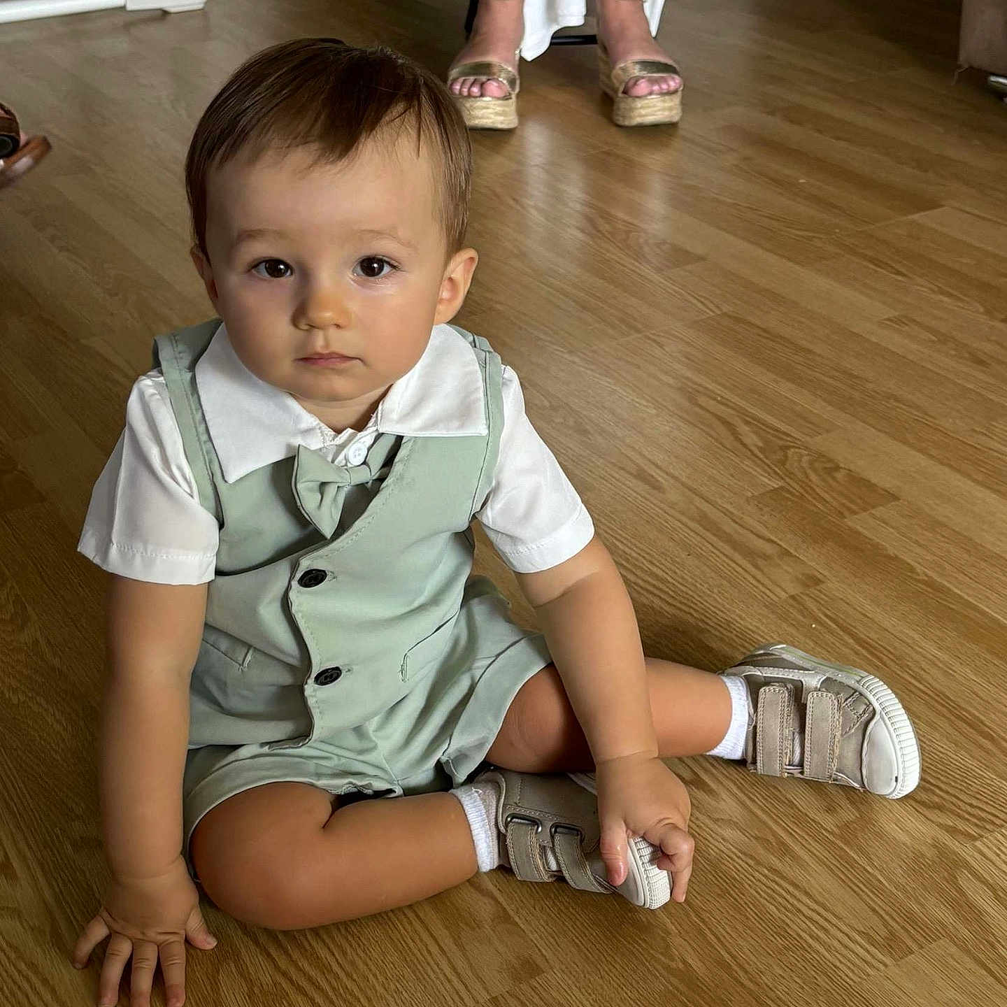 Thiago participe au concours pour gagner de l'argent avec cette photo : boy, child, clothing, crawling, face, footwear, hardwood, head, indoors, interiordesign, male, pants, person, photography, portrait, sandal, shorts, sitting, sleeve, wood