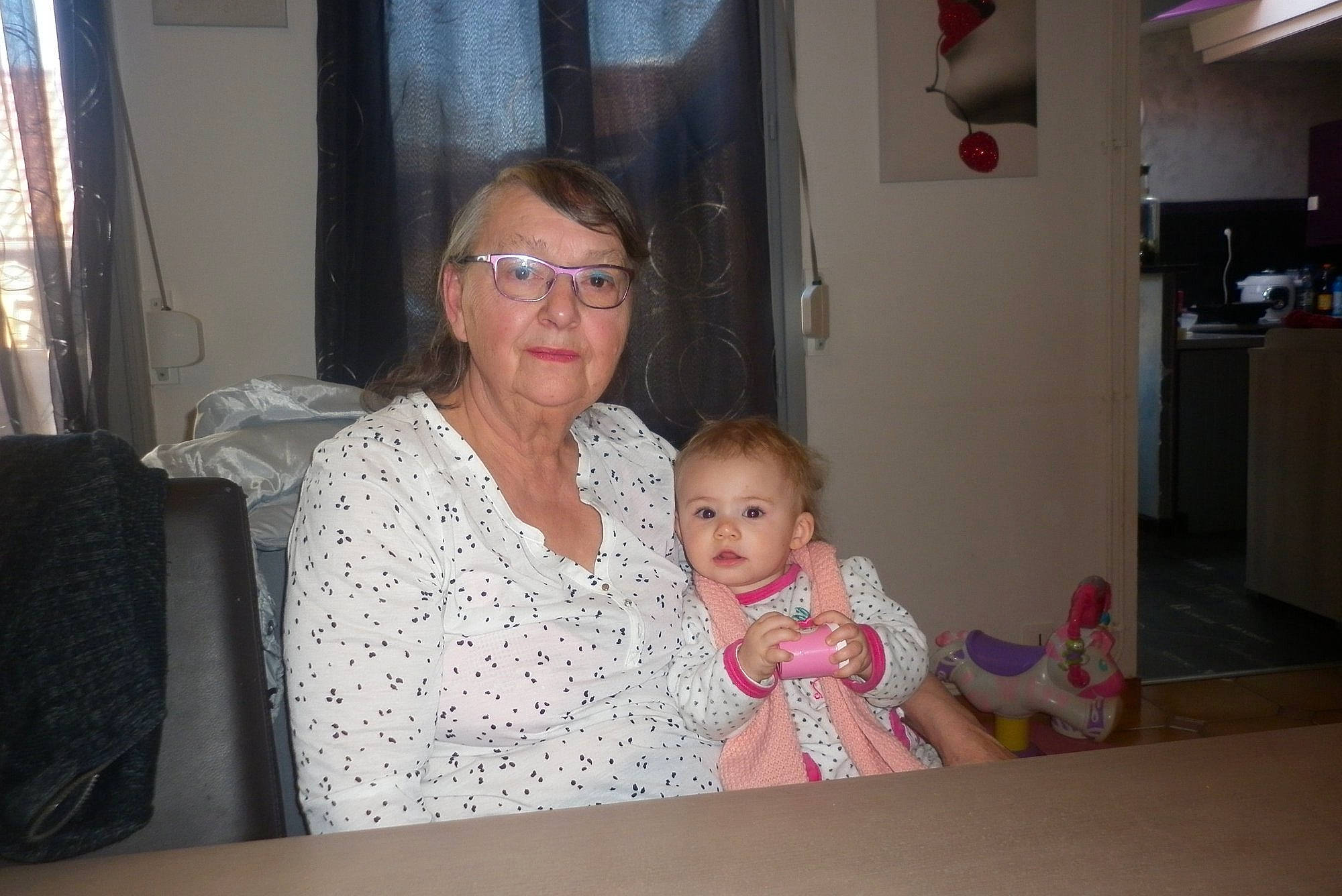 Eleana participe au concours pour gagner de l'argent avec cette photo : child, daughter, eye, family, fun, glasses, grandparent, iris, mother, person, room, sitting, skin, smile, standing, toddler