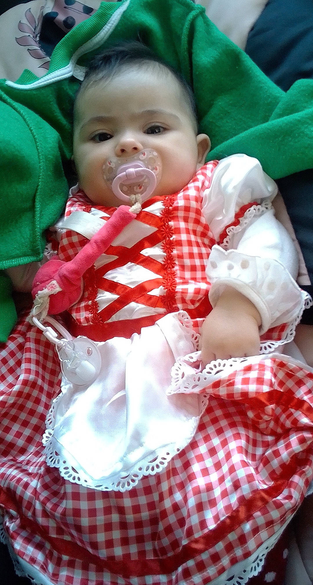 Loussyana a rejoint le concours — aidez-le/la à gagner de superbes lots ! baby, baby_products, baby_toddler_clothing, cheek, child, collar, design, event, face, green, happy, pattern, person, plaid, red, sitting, sleeve, tartan, textile, toddler