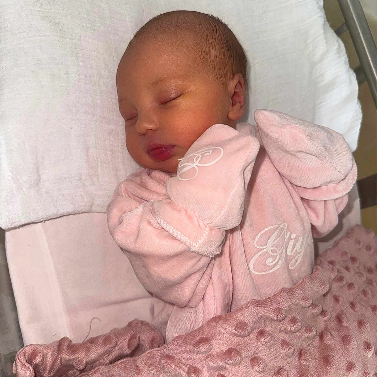 Giya a rejoint le concours — aidez-le/la à gagner de superbes lots ! newborn, baby, sleeping, pink_clothing, mittens, blanket, pillow, infant, cute, peaceful, soft_texture, indoors, crib, resting, child, portrait, human, toddler, warm, cozy