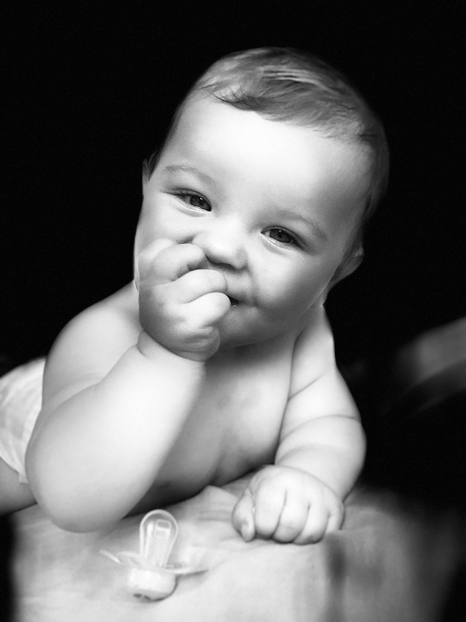 Mya a rejoint le concours — aidez-le/la à gagner de superbes lots ! baby, black_and_white, cheek, chin, comfort, eyebrow, eyelash, facial_expression, finger, flash_photography, gesture, hand, happy, iris, lip, mouth, nose, person, skin, thumb