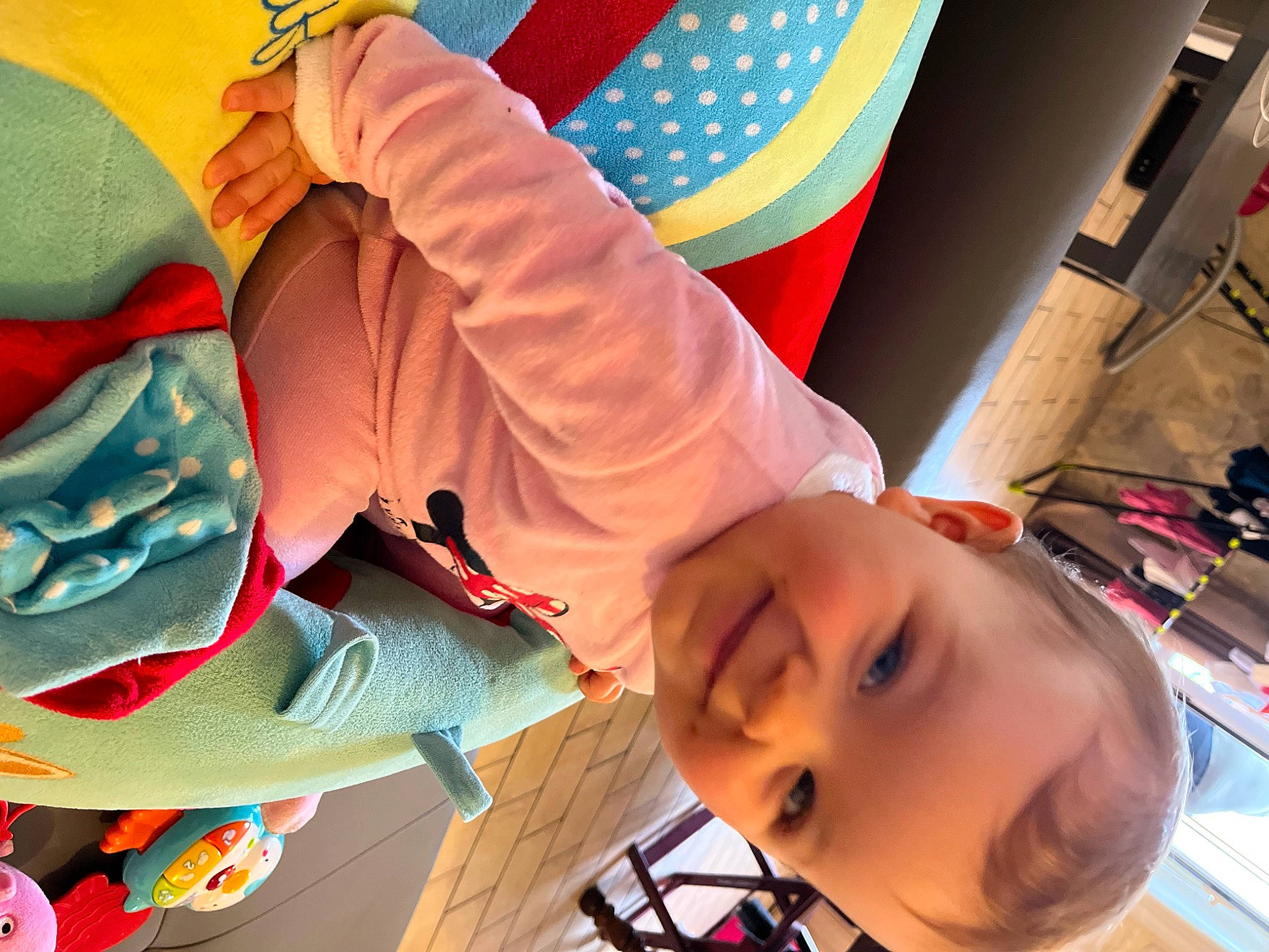 Mya a rejoint le concours — aidez-le/la à gagner de superbes lots ! baby, child, event, eyelash, eyewear, flag, fun, gesture, happy, joy, leisure, light, mouth, orange, organ, person, room, smile, toddler, tree