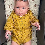 Aprile a rejoint le concours — aidez-le/la à gagner de superbes lots ! baby, child, infant, romper, yellow_clothing, sunglasses, blue_eyes, padded_seat, cute, portrait, indoor, hand, legs, face, fashion, baby_fashion, expression, young_child, person, comfort