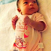 Shéhérazade a rejoint le concours — aidez-le/la à gagner de superbes lots ! baby, infant, onesie, newborn, lying_down, blanket, bed, face, eyes, hands, fingers, cute, portrait, indoor, textile, pattern, pink, decorative, sheet, mattress