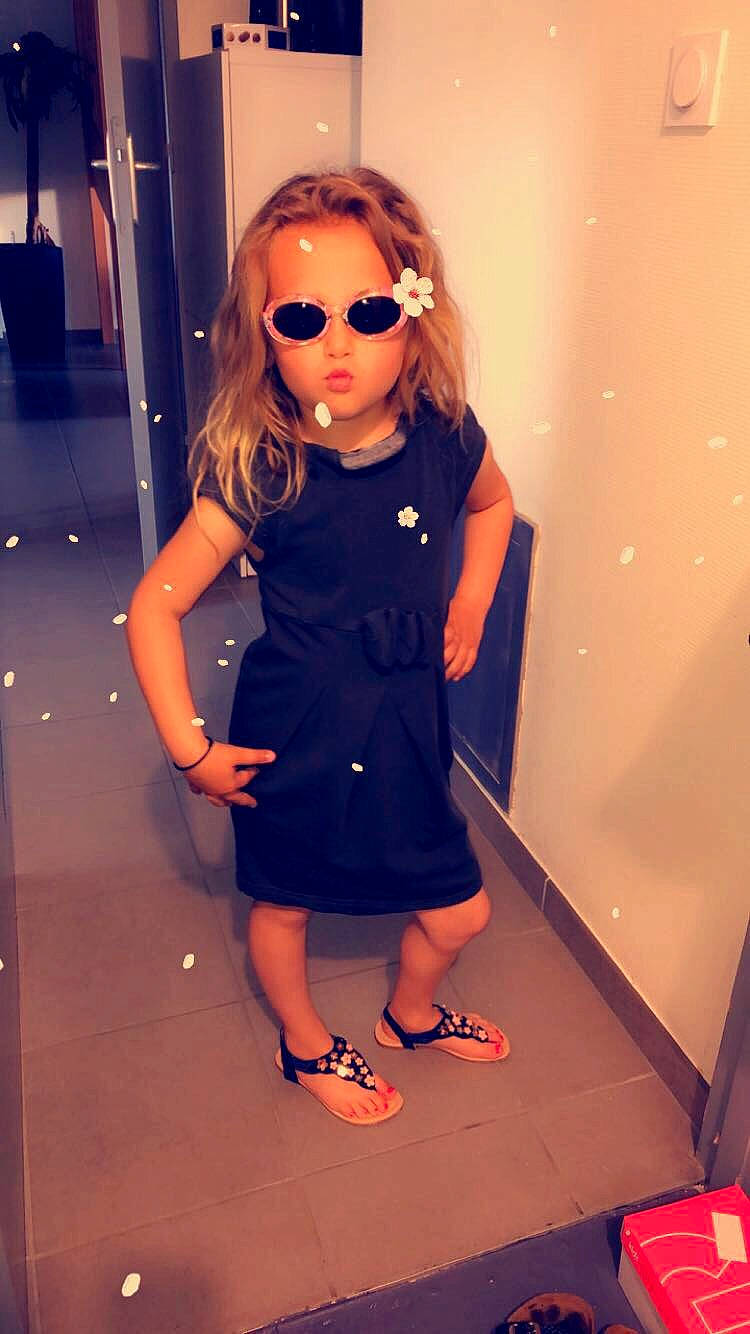 Kelly participe au concours pour gagner de l'argent avec cette photo : blond, clothing, dress, electric_blue, eyewear, fashion_design, footwear, glasses, headwear, leg, little_black_dress, person, shoe, sunglasses, vision_care