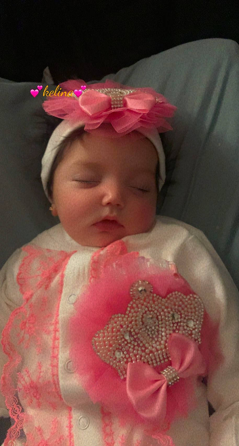 Eliana participe au concours pour gagner de l'argent avec cette photo : baby, baby_toddler_clothing, bridal_accessory, cheek, child, dress, fashion_accessory, hair_accessory, headband, headgear, headpiece, headwear, jewellery, lip, magenta, peach, person, petal, pink, skin