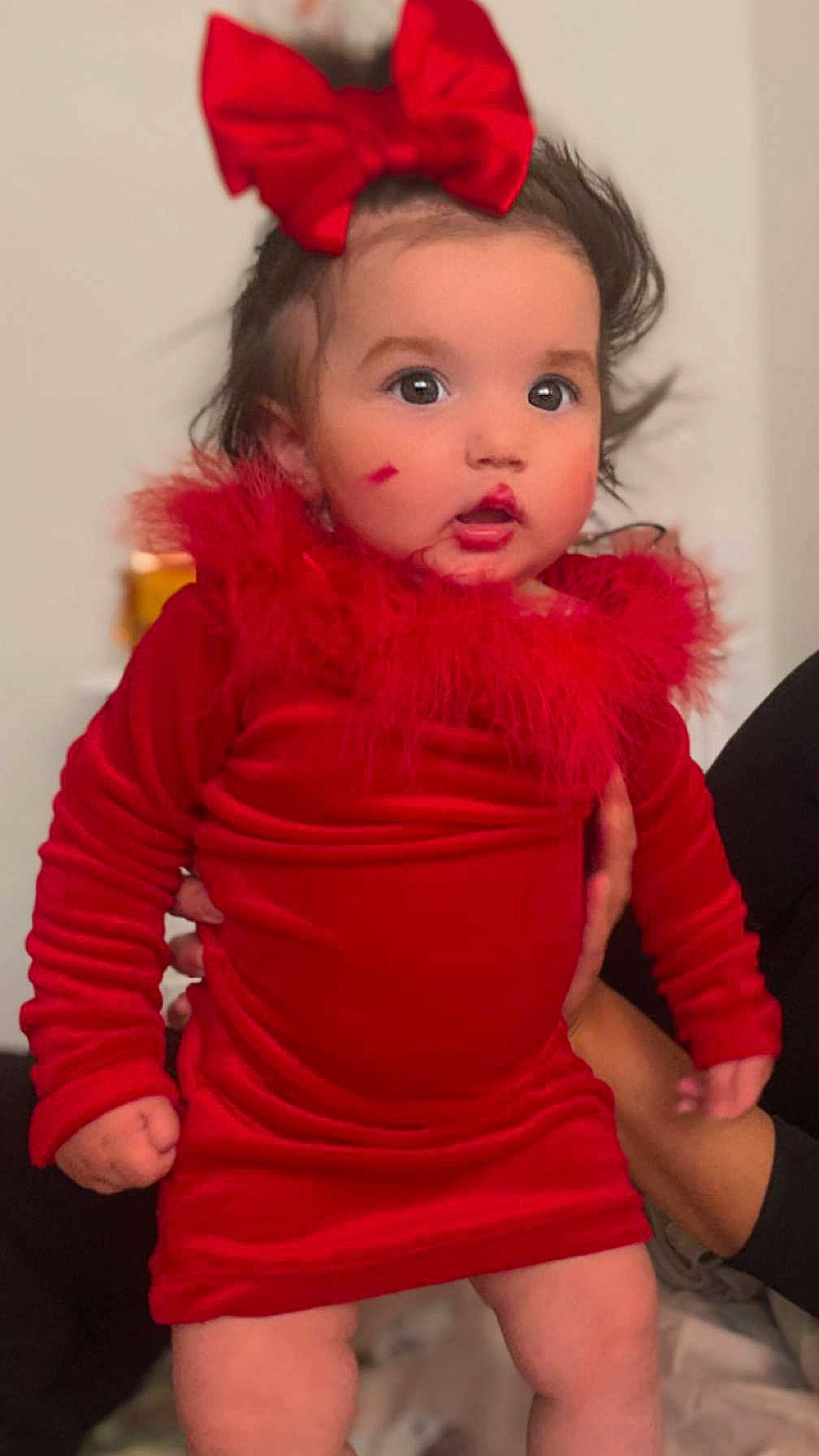 Eliana a rejoint le concours — aidez-le/la à gagner de superbes lots ! baby_toddler_clothing, child, costume_hat, dress, face, fashion_accessory, fur, happy, hat, headband, headpiece, human_leg, lip, magenta, person, pink, red, skin, sleeve, thigh