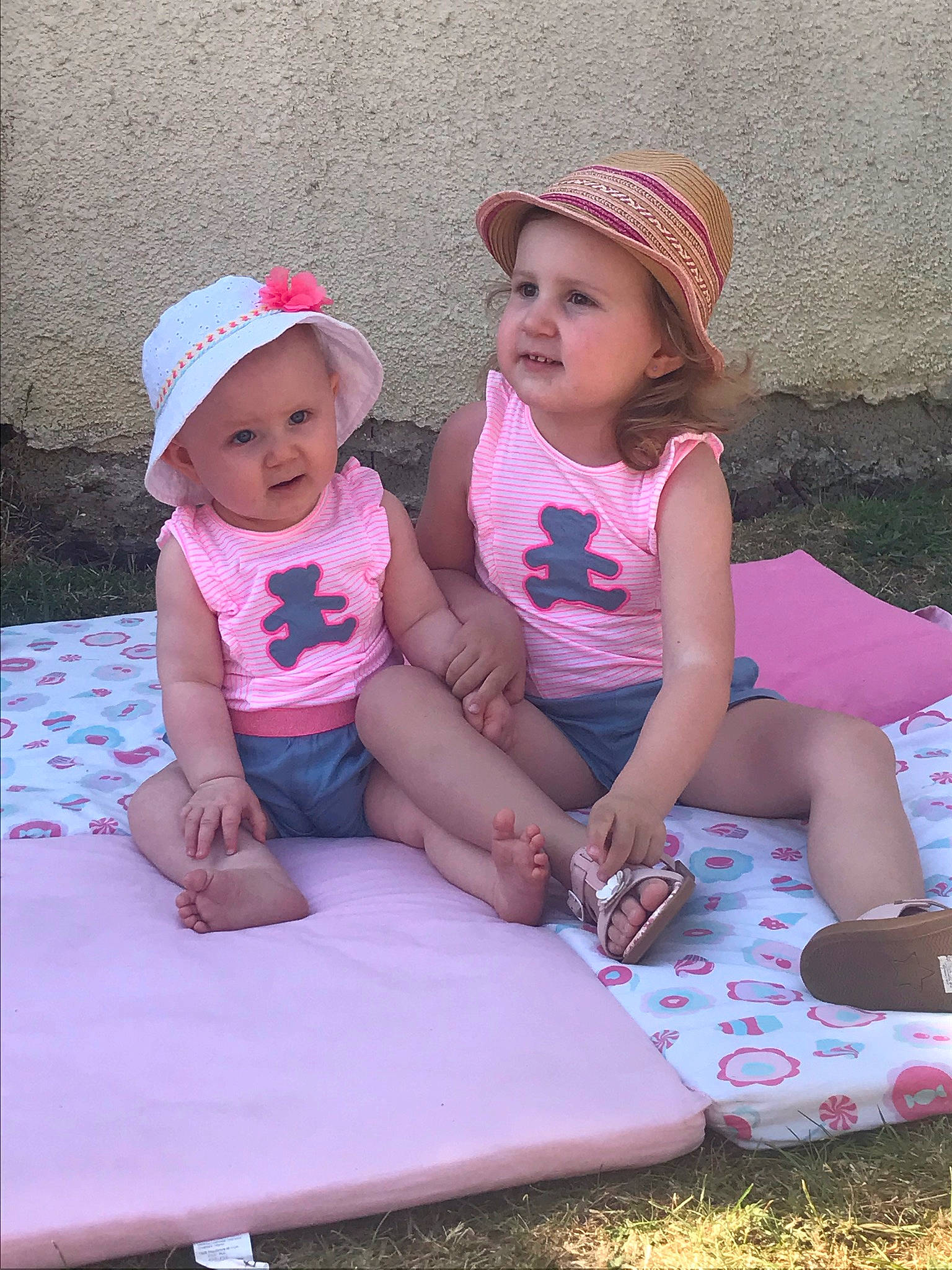 Cyana a rejoint le concours — aidez-le/la à gagner de superbes lots ! baby, baby_toddler_clothing, baseball_cap, cap, child, eye, fashion, fun, grass, happy, hat, headgear, headwear, leisure, magenta, person, pink, skin, summer, sun_hat