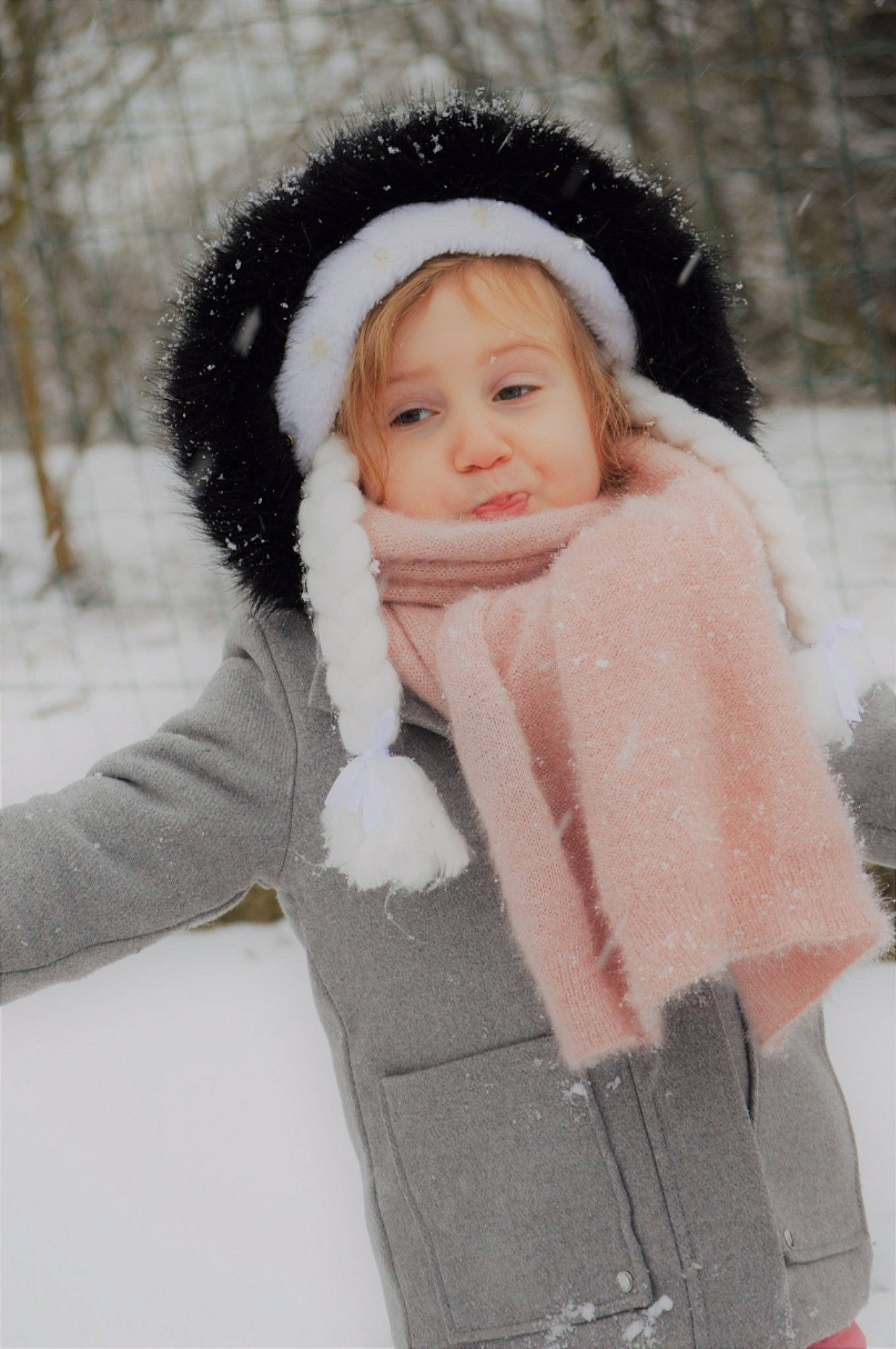 Cyana participe au concours pour gagner de l'argent avec cette photo : cap, cheek, eyelash, freezing, fur, fur_clothing, happy, hood, jacket, lip, outerwear, parka, person, sleeve, snow, street_fashion, textile, toddler, tree, winter