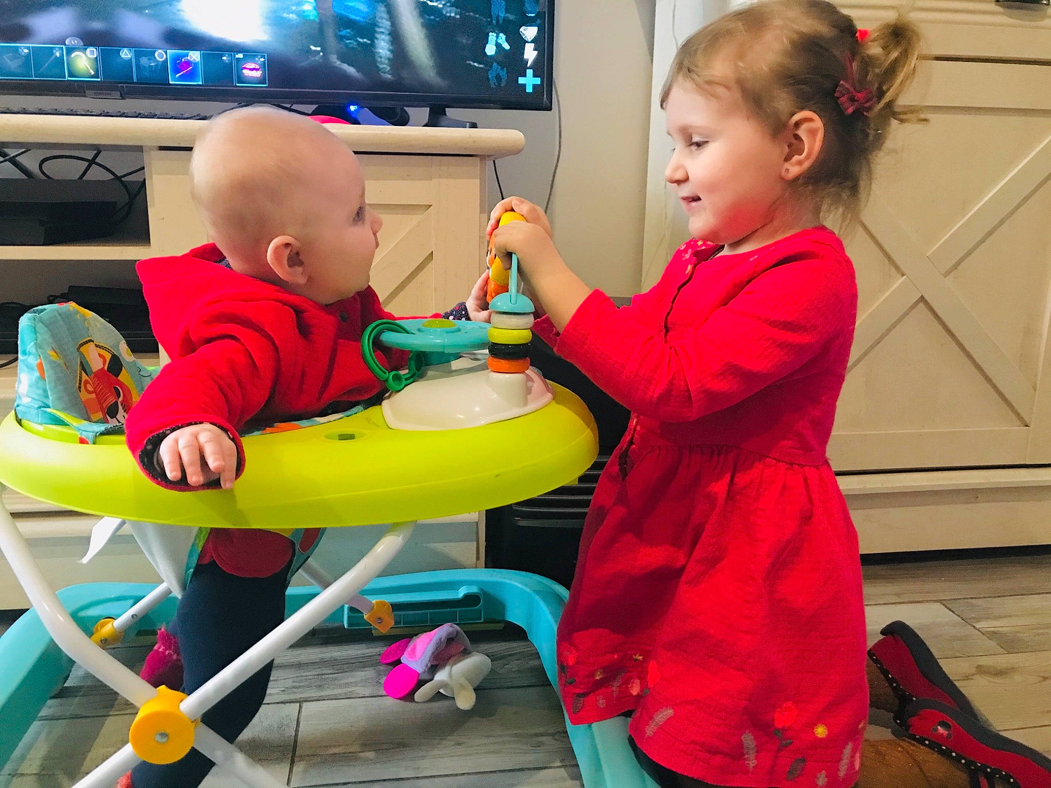 Cyana a rejoint le concours — aidez-le/la à gagner de superbes lots ! baby, baby_playing_with_toys, child, display_device, event, fun, gadget, happy, leisure, output_device, person, play, recreation, room, sharing, standing, t_shirt, television, television_set, toddler