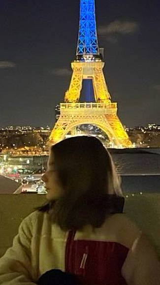 Eléonor participe au concours pour gagner de l'argent avec cette photo : beauty, building, city, darkness, event, fun, happy, landmark, midnight, monument, night, person, sky, spire, t_shirt, tourism, tower, travel, under_exposed, water