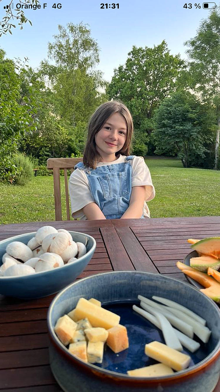 Eléonor a rejoint le concours — aidez-le/la à gagner de superbes lots ! bowl, cooking, cuisine, dish, event, food, grass, ingredient, joy, leisure, local_food, natural_foods, person, plant, produce, sky, smile, summer, tableware, toddler