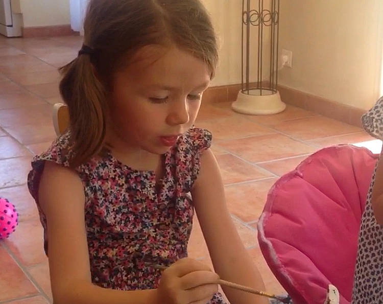 Eléonor participe au concours pour gagner de l'argent avec cette photo : blond, child, comfort, ear, finger, flooring, fun, gesture, happy, iris, leisure, nail, person, play, room, sharing, sitting, skin, thumb, toddler