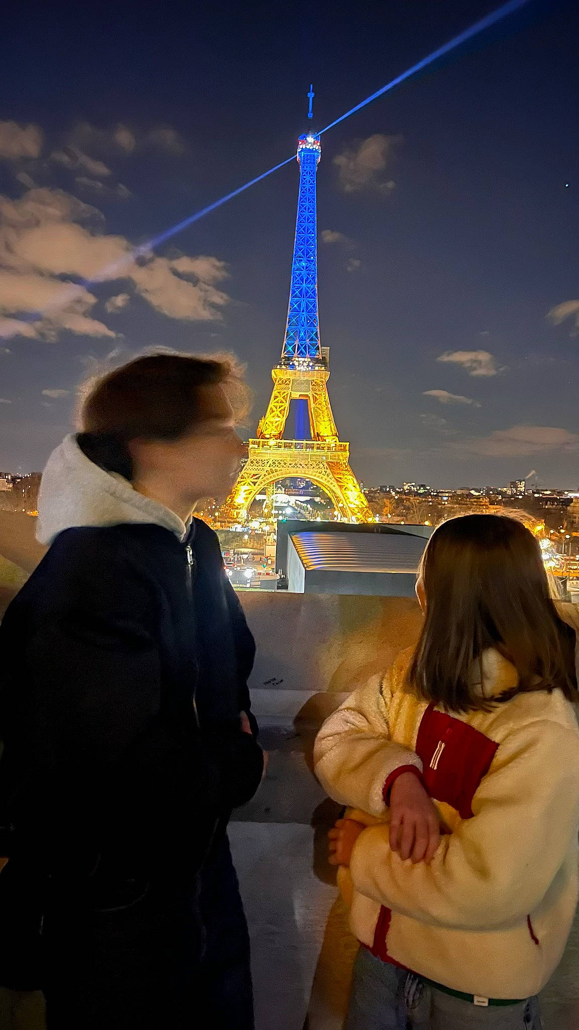 Eléonor participe au concours pour gagner de l'argent avec cette photo : architecture, building, city, cloud, electricity, evening, event, fun, gesture, happy, leisure, night, person, religious_institute, sky, spire, temple, tower, tradition, travel