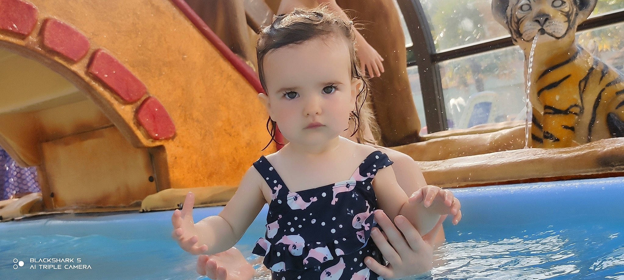 Léna a rejoint le concours — aidez-le/la à gagner de superbes lots ! baby_toddler_clothing, bathing, child, facial_expression, finger, fun, hairstyle, happy, head, joint, leisure, people, person, photograph, recreation, skin, snapshot, summer, swimming_pool, toddler