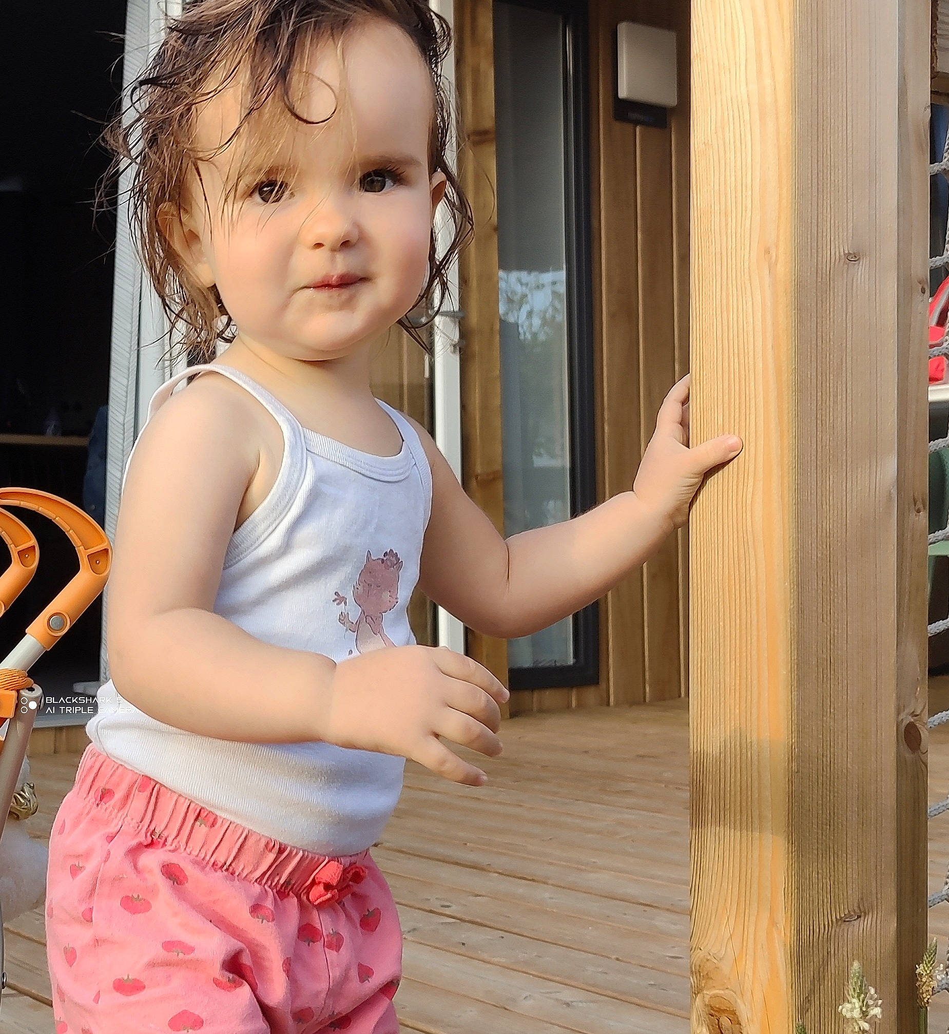 Léna a rejoint le concours — aidez-le/la à gagner de superbes lots ! baby_toddler_clothing, cheek, child, chin, eyelash, face, facial_expression, finger, gesture, hairstyle, hand, happy, head, human_body, joint, person, shoulder, thumb, toddler, waist