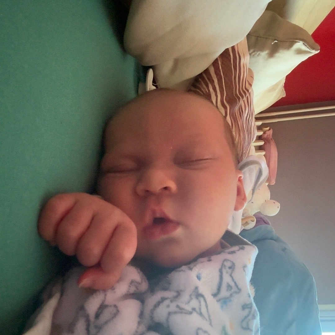 Axel a rejoint le concours — aidez-le/la à gagner de superbes lots ! baby, blanket, sleeping, newborn, indoor, pillow, bed, cozy, infant, peaceful, child, face, resting, soft, cute, person, comfort, young, wrapped, toddler