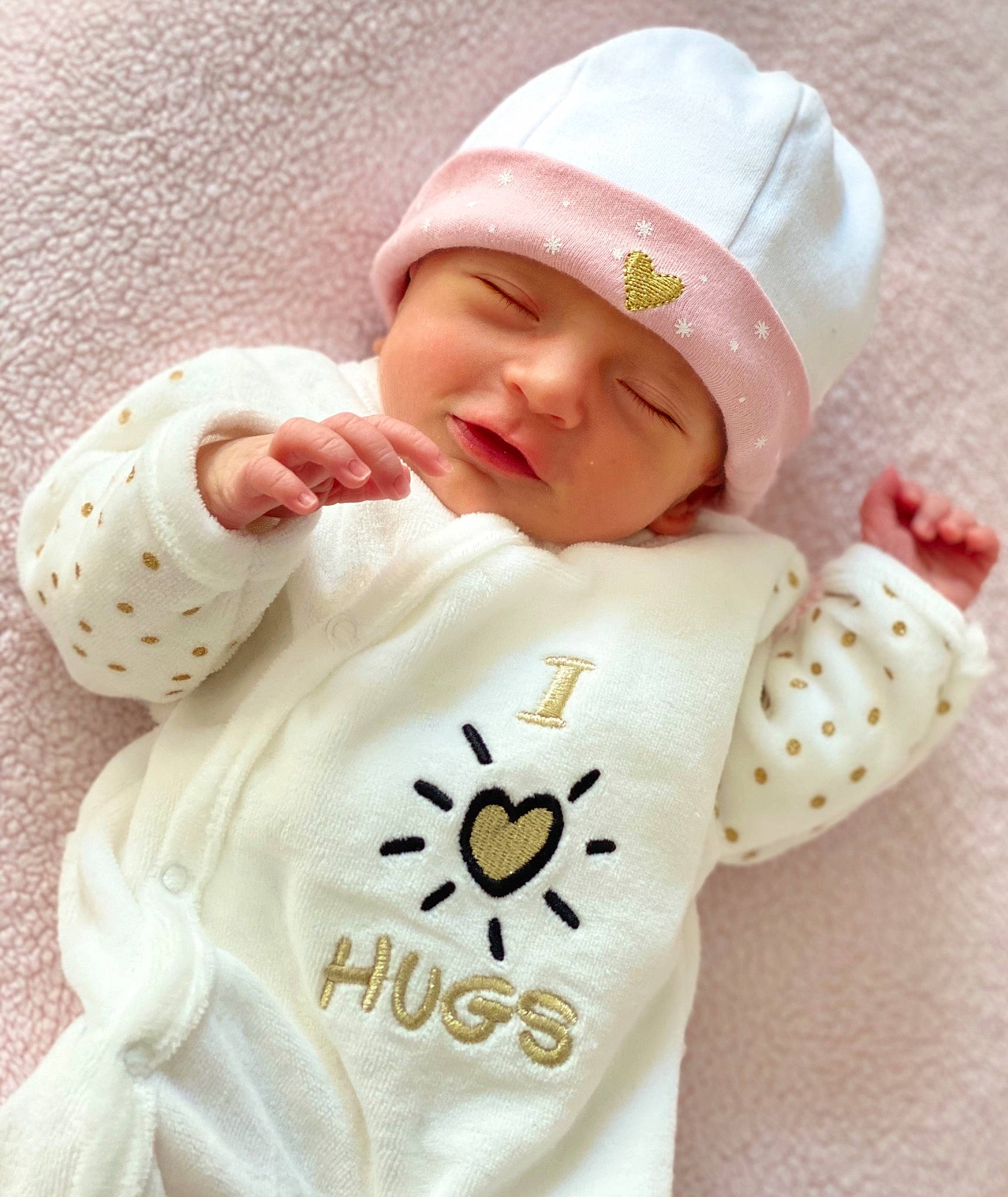 Lyna participe au concours pour gagner de l'argent avec cette photo : baby, baby_products, baby_safety, baby_sleeping, baby_toddler_clothing, beanie, cap, cheek, child, comfort, happy, hat, headwear, linens, pattern, person, pink, skin, sleeve, t_shirt