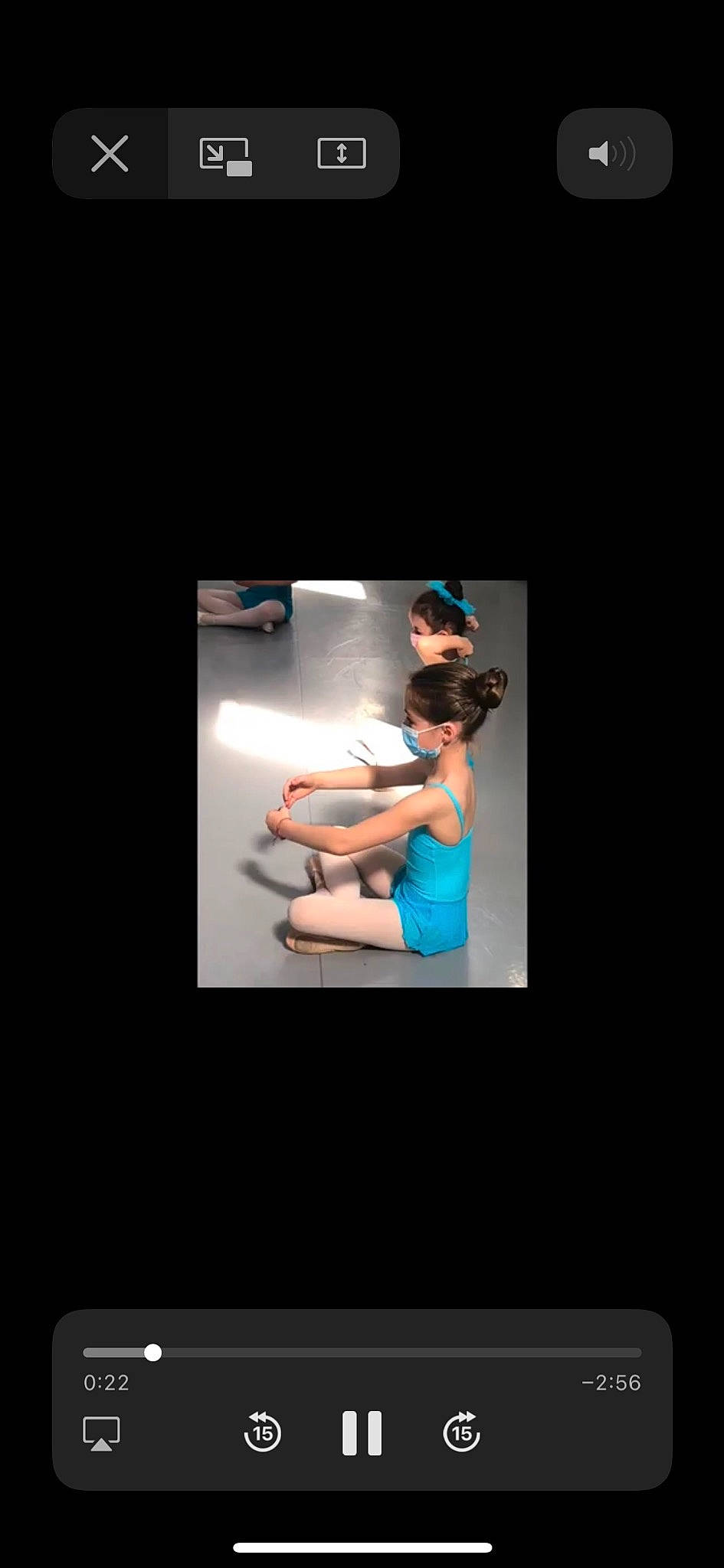 Roxane a rejoint le concours — aidez-le/la à gagner de superbes lots ! abdomen, advertising, art, art_model, chest, display_device, elbow, entertainment, event, flash_photography, font, gesture, human_leg, knee, magenta, person, sitting, thigh, trunk, visual_arts