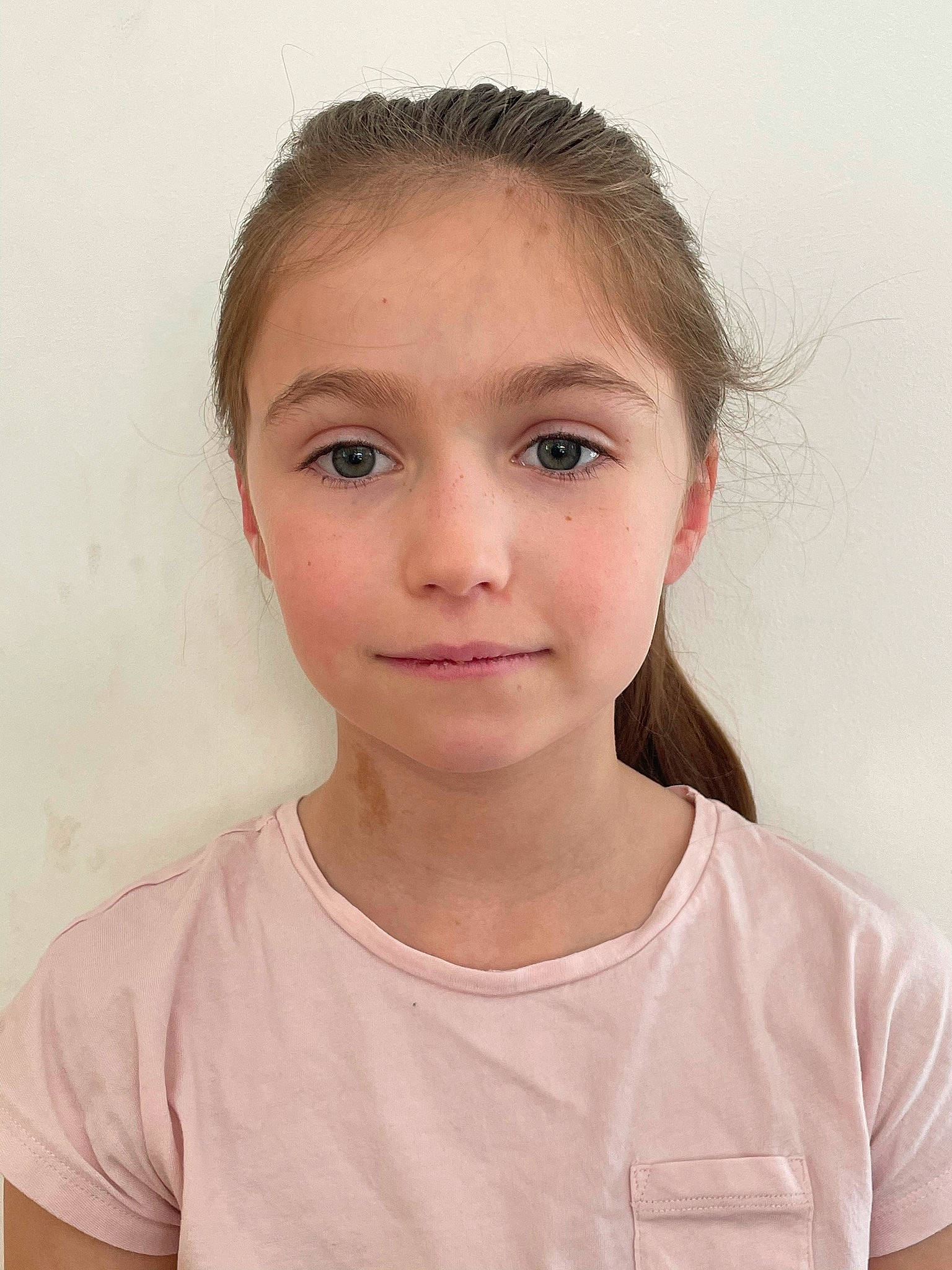 Roxane a rejoint le concours — aidez-le/la à gagner de superbes lots ! blond, brown_hair, cheek, child, eye, eyebrow, eyelash, flash_photography, forehead, gesture, happy, iris, jaw, lip, neck, no_expression, nose, person, portrait, skin