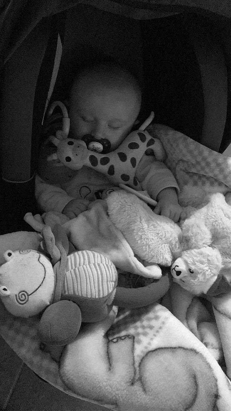 Kenzo participe au concours pour gagner de l'argent avec cette photo : art, baby, black, black_and_white, child, comfort, finger, linens, monochrome, monochrome_photography, mouth, pattern, person, photograph, room, snapshot, stuffed_toy, style, textile, toy