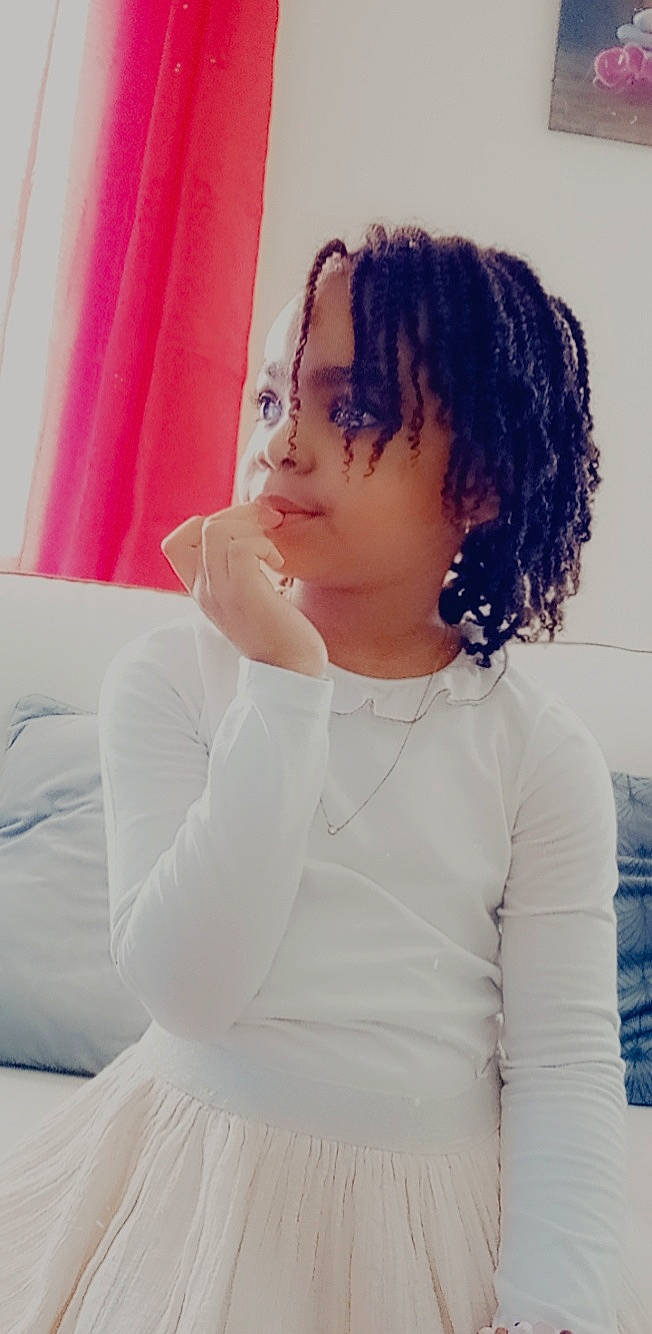 Luana participe au concours pour gagner de l'argent avec cette photo : arm, black_hair, chest, chin, cool, elbow, eyebrow, eyelash, gesture, happy, human_body, jaw, joint, lip, neck, person, ringlet, shoulder, sleeve, thigh