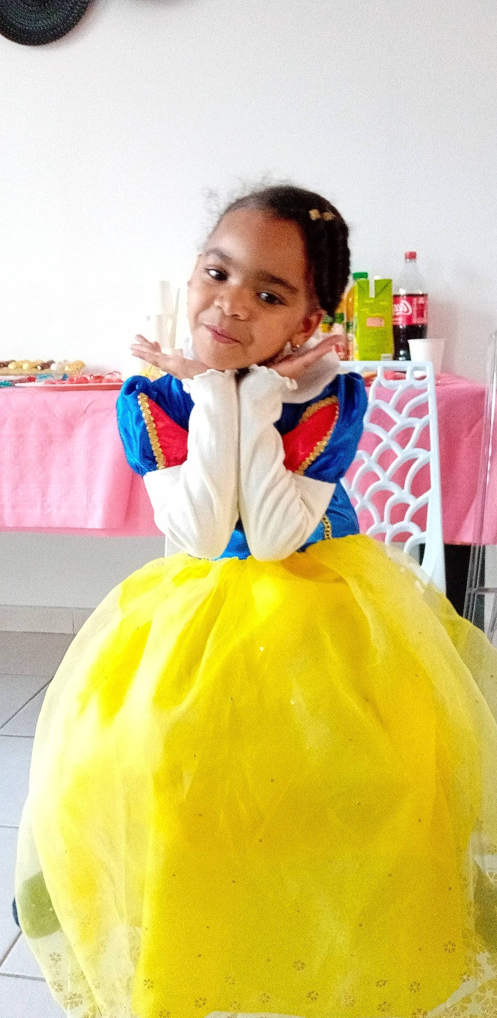 Luana a rejoint le concours — aidez-le/la à gagner de superbes lots ! dress, electric_blue, event, face, fashion_design, formal_wear, fun, hair, happy, head, inflatable, joy, leisure, person, recreation, sitting, sleeve, smile, t_shirt, table